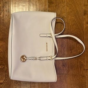 Michael Kors jet set tote. White saffiano leather with gold hardware   L